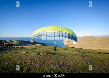 Christchurch, Nuova Zelanda. 24 apr, 2016. Christchurch, Nuova Zelanda - 24 Aprile 2016 - Un parapendio è pronta al decollo sulla sommità delle colline di porta il 24 aprile 2016 a Christchurch, Nuova Zelanda. © dpa/Alamy Live News Foto Stock