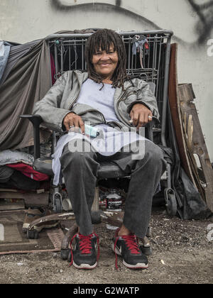 Los Angeles, California, USA. Decimo Apr, 2016. CARMEN a casa, off a sud di Santa Fe, in una zona che è stata recintata e bulldozer. Non sono sicuro della sua sorte. © Fred Hoerr/ZUMA filo/Alamy Live News Foto Stock