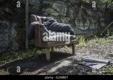 Los Angeles, California, USA. 6 Mar, 2016. Abbandonato mobili fornisce un comodo salone per la lettura in un'oasi tra 6th Street e Los Angeles le superstrade. © Fred Hoerr/ZUMA filo/Alamy Live News Foto Stock