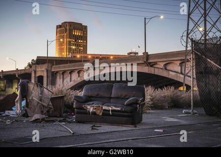 Los Angeles, California, USA. Xiv Mar, 2016. Oggetto di dumping mobili e cestino sedersi accanto a Union Pacific guide per graduale assorbimento, decomposizione e il clean-up. © Fred Hoerr/ZUMA filo/Alamy Live News Foto Stock