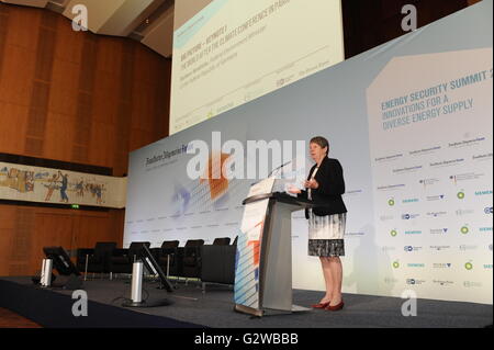 Berlino, Germania. 2 Giugno, 2016. Babara Hendricks, federale il Ministro dell'ambiente della Repubblica federale di Germania, parla alla sicurezza energetica Summit 2016 a Berlino, Germania, Giugno 2, 2016. © Yan Feng/Xinhua/Alamy Live News Foto Stock