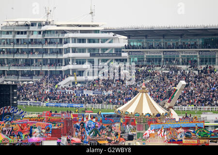 Epsom Downs, Surrey, Inghilterra, Regno Unito. Il 3 giugno 2016. Onorevoli giorno presso la Epsom Downs Race Course. La tradizionale fiera del divertimento di fronte la tribuna crea una famiglia cordiale atmosfera di carnevale, in cui il pubblico e il pagamento frequentatori di gara si riuniscono per vedere i migliori flat racing nel mondo. Credito: Julia Gavin UK/Alamy Live News Foto Stock