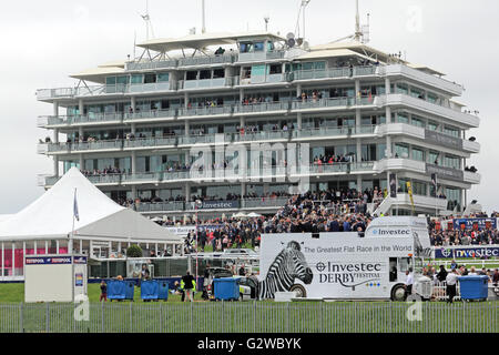 Epsom Downs, Surrey, Inghilterra, Regno Unito. Il 3 giugno 2016. Onorevoli giorno presso la Epsom Downs Race Course. Il tradizionale open top bus davanti la tribuna dove i frequentatori di gara venite a vedere la più grande flat racing nel mondo. Credito: Julia Gavin UK/Alamy Live News Foto Stock