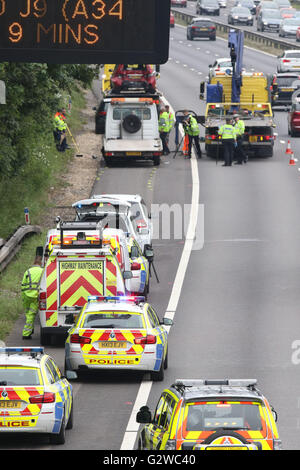 Eastleigh, Hampshire, Regno Unito. Il 3 giugno 2016. Una donna nel suo degli anni sessanta è stato affrettato in ospedale in gravi condizioni dopo un crash sulla M3. Sei persone sono state trattate da personale paramedico dopo la smash che coinvolgono tre veicoli tra le giunzioni 13 e 12 per Eastleigh. L'autostrada è ancora fortemente congestionato con fare code sono stretching fino a otto miglia giù la M27 in direzione ovest. Gli automobilisti in direzione nord e sud sulla M3 sono anche sperimentando lunghi ritardi come traffico cominciare a costruire durante le ore di punta i pendolari. Credito: uknip/Alamy Live News Foto Stock