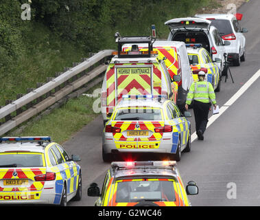 Eastleigh, Hampshire, Regno Unito. Il 3 giugno 2016. Una donna nel suo degli anni sessanta è stato affrettato in ospedale in gravi condizioni dopo un crash sulla M3. Sei persone sono state trattate da personale paramedico dopo la smash che coinvolgono tre veicoli tra le giunzioni 13 e 12 per Eastleigh. L'autostrada è ancora fortemente congestionato con fare code sono stretching fino a otto miglia giù la M27 in direzione ovest. Gli automobilisti in direzione nord e sud sulla M3 sono anche sperimentando lunghi ritardi come traffico cominciare a costruire durante le ore di punta i pendolari. Credito: uknip/Alamy Live News Foto Stock