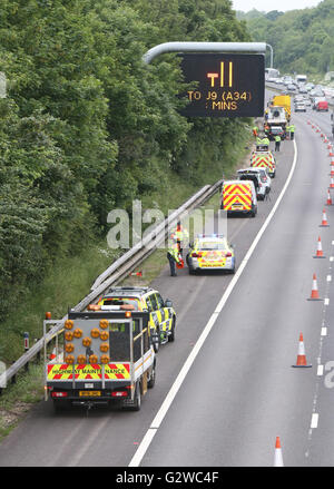 Eastleigh, Hampshire, Regno Unito. Il 3 giugno 2016. Una donna nel suo degli anni sessanta è stato affrettato in ospedale in gravi condizioni dopo un crash sulla M3. Sei persone sono state trattate da personale paramedico dopo la smash che coinvolgono tre veicoli tra le giunzioni 13 e 12 per Eastleigh. L'autostrada è ancora fortemente congestionato con fare code sono stretching fino a otto miglia giù la M27 in direzione ovest. Gli automobilisti in direzione nord e sud sulla M3 sono anche sperimentando lunghi ritardi come traffico cominciare a costruire durante le ore di punta i pendolari. Credito: uknip/Alamy Live News Foto Stock