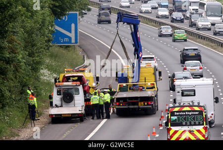 Eastleigh, Hampshire, Regno Unito. Il 3 giugno 2016. Una donna nel suo degli anni sessanta è stato affrettato in ospedale in gravi condizioni dopo un crash sulla M3. Sei persone sono state trattate da personale paramedico dopo la smash che coinvolgono tre veicoli tra le giunzioni 13 e 12 per Eastleigh. L'autostrada è ancora fortemente congestionato con fare code sono stretching fino a otto miglia giù la M27 in direzione ovest. Gli automobilisti in direzione nord e sud sulla M3 sono anche sperimentando lunghi ritardi come traffico cominciare a costruire durante le ore di punta i pendolari. Credito: uknip/Alamy Live News Foto Stock