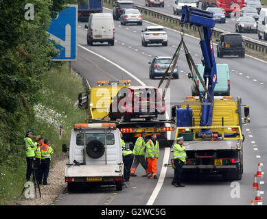 Eastleigh, Hampshire, Regno Unito. Il 3 giugno 2016. Una donna nel suo degli anni sessanta è stato affrettato in ospedale in gravi condizioni dopo un crash sulla M3. Sei persone sono state trattate da personale paramedico dopo la smash che coinvolgono tre veicoli tra le giunzioni 13 e 12 per Eastleigh. L'autostrada è ancora fortemente congestionato con fare code sono stretching fino a otto miglia giù la M27 in direzione ovest. Gli automobilisti in direzione nord e sud sulla M3 sono anche sperimentando lunghi ritardi come traffico cominciare a costruire durante le ore di punta i pendolari. Credito: uknip/Alamy Live News Foto Stock