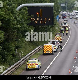 Eastleigh, Hampshire, Regno Unito. Il 3 giugno 2016. Una donna nel suo degli anni sessanta è stato affrettato in ospedale in gravi condizioni dopo un crash sulla M3. Sei persone sono state trattate da personale paramedico dopo la smash che coinvolgono tre veicoli tra le giunzioni 13 e 12 per Eastleigh. L'autostrada è ancora fortemente congestionato con fare code sono stretching fino a otto miglia giù la M27 in direzione ovest. Gli automobilisti in direzione nord e sud sulla M3 sono anche sperimentando lunghi ritardi come traffico cominciare a costruire durante le ore di punta i pendolari. Credito: uknip/Alamy Live News Foto Stock