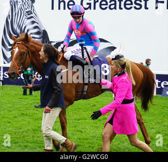 Epsom Downs, UK. 03 Giugno, 2016. Canale 4 presentatore, Emma Spencer interviste Oisin Murphy a esaminatore dopo la Investec Miglio - Scene al Investec Oaks corsa di cavalli a Epsom Downs Credito: Motofoto/Alamy Live News Foto Stock