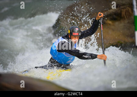 Ivrea, Italia. Il 3 giugno, 2016. ICF slalom della Coppa del Mondo a Ivrea, Italia. Prima tappa del campionato del mondo. Alexander Slafkovsky (SVK, C1M), J qualificati nel loro rispettivo posto comodamente e spostati alla fase semifinale come l'azione di apertura avviato alla 2016 ICF Canoa Slalom di Coppa del Mondo a Ivrea, Italia. Damiano Benedetto/ Alamy Live News Foto Stock