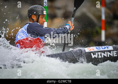 Ivrea, Italia. Il 3 giugno, 2016. ICF slalom della Coppa del Mondo a Ivrea, Italia. Prima tappa del campionato del mondo. Benjamin Renia (FRA, K1M) ogni qualificati nel loro rispettivo posto comodamente e spostati alla fase semifinale come l'azione di apertura avviato alla 2016 ICF Canoa Slalom di Coppa del Mondo a Ivrea, Italia. Damiano Benedetto/ Alamy Live News Foto Stock