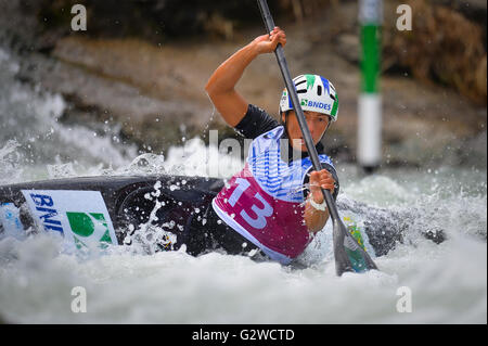 Ivrea, Italia. Il 3 giugno, 2016. ICF slalom della Coppa del Mondo a Ivrea, Italia. Prima tappa del campionato del mondo. Anna successiva Satila (BRA, K1W) qualificati nei loro rispettivi top spot e comodamente spostata alla fase semifinale come l'azione di apertura avviato alla 2016 ICF Canoa Slalom di Coppa del Mondo a Ivrea, Italia. Damiano Benedetto/ Alamy Live News Foto Stock