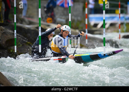 Ivrea, Italia. Il 3 giugno, 2016. ICF slalom della Coppa del Mondo a Ivrea, Italia. Prima tappa del campionato del mondo. Il duo della Pierre-Antoine Tillard e Edern Le Ruyet (FRA), C2M) qualificati nei loro rispettivi top spot e comodamente spostata alla fase semifinale come l'azione di apertura avviato alla 2016 ICF Canoa Slalom di Coppa del Mondo a Ivrea, Italia. Damiano Benedetto/ Alamy Live News Foto Stock