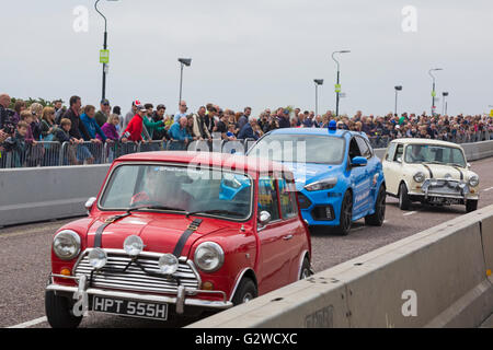 Bournemouth Dorset UK 3 Giugno 2016. Il primo giorno del Bournemouth ruote Festival. Il job italiano avviene in Bournemouth come Paolo Swift stuntman e amici effettuare la rapina di audaci nelle loro rosso, blu e bianco minis. Credito: Carolyn Jenkins/Alamy Live News Foto Stock