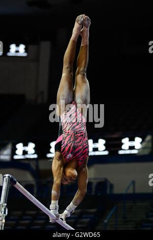 Hartford, Connecticut, Stati Uniti d'America. Il 3 giugno, 2016. Il Campione olimpico GABRIELLE DOUGLAS pratiche su le barre irregolari durante il podio la formazione per i segreti degli Stati Uniti Campionati classica tenuto presso il centro XL. Credito: Amy Sanderson/ZUMA filo/Alamy Live News Foto Stock