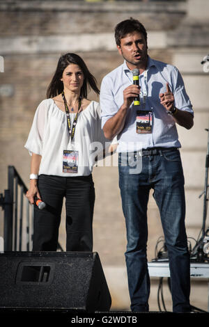 Roma, Italia. 03 Giugno, 2016. Virginia Raggi (L) e Alessandro Di Battista (R) (cinque stelle di movimento - M5S) durante l atto di chiusura della campagna elettorale di Virginia Raggi (cinque stelle di movimento - M5S) a Roma. Il primo turno delle elezioni comunali saranno il 5 giugno. Credito: Andrea Ronchini/Pacific Press/Alamy Live News Foto Stock