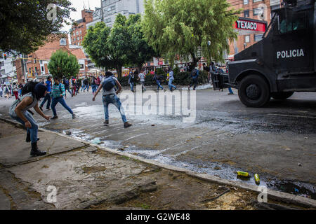 Bogotà, Colombia. 03 Giugno, 2016. Più di 120 persone che si sono identificati come gli studenti della Università pedagogica bloccato le strade 72 e 73, tra carriera 11 e Caracas avenue per protestare contro la vendita di Empresa de Telecomunicaciones de Bogotá (ETB) società e solidarietà con gli agricoltori che fanno parte del settore agricolo sciopero. Credito: Daniel Garzón Herazo/Pacific Press/Alamy Live News Foto Stock