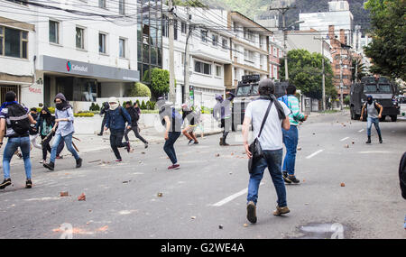 Bogotà, Colombia. 03 Giugno, 2016. Più di 120 persone che si sono identificati come gli studenti della Università pedagogica bloccato le strade 72 e 73, tra carriera 11 e Caracas avenue per protestare contro la vendita di Empresa de Telecomunicaciones de Bogotá (ETB) società e solidarietà con gli agricoltori che fanno parte del settore agricolo sciopero. Credito: Daniel Garzón Herazo/Pacific Press/Alamy Live News Foto Stock