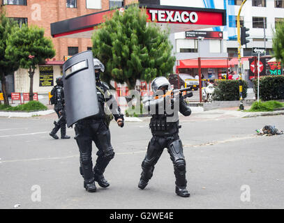 Bogotà, Colombia. 03 Giugno, 2016. Più di 120 persone che si sono identificati come gli studenti della Università pedagogica bloccato le strade 72 e 73, tra carriera 11 e Caracas avenue per protestare contro la vendita di Empresa de Telecomunicaciones de Bogotá (ETB) società e solidarietà con gli agricoltori che fanno parte del settore agricolo sciopero. Credito: Daniel Garzón Herazo/Pacific Press/Alamy Live News Foto Stock