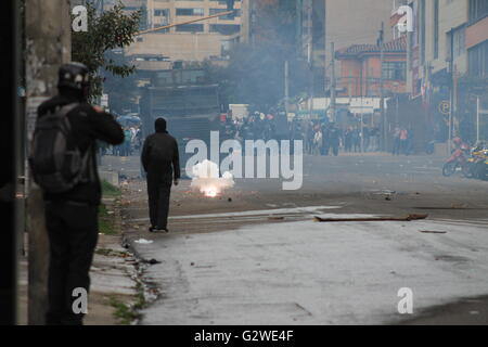 Bogotá, Colombia. 03 Giugno, 2016. Forte dimostrazioni sono state presentate all'Università pedagogica di Bogotà per la morte di due studenti autoctoni. Credito: Alvaro Tavera/Pacific Press/Alamy Live News Foto Stock