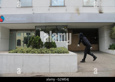 Bogotá, Colombia. 03 Giugno, 2016. Forte dimostrazioni sono state presentate all'Università pedagogica di Bogotà per la morte di due studenti autoctoni. Credito: Alvaro Tavera/Pacific Press/Alamy Live News Foto Stock