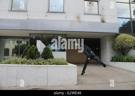 Bogotá, Colombia. 03 Giugno, 2016. Forte dimostrazioni sono state presentate all'Università pedagogica di Bogotà per la morte di due studenti autoctoni. Credito: Alvaro Tavera/Pacific Press/Alamy Live News Foto Stock