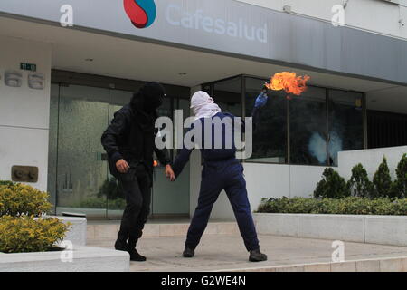 Bogotá, Colombia. 03 Giugno, 2016. Forte dimostrazioni sono state presentate all'Università pedagogica di Bogotà per la morte di due studenti autoctoni. Credito: Alvaro Tavera/Pacific Press/Alamy Live News Foto Stock