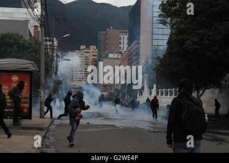 Bogotá, Colombia. 03 Giugno, 2016. Forte dimostrazioni sono state presentate all'Università pedagogica di Bogotà per la morte di due studenti autoctoni. Credito: Alvaro Tavera/Pacific Press/Alamy Live News Foto Stock