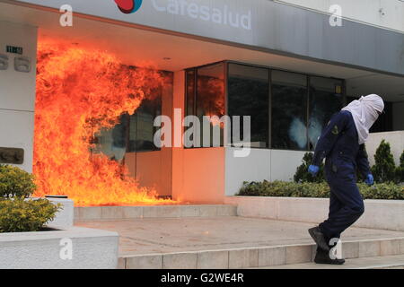 Bogotá, Colombia. 03 Giugno, 2016. Forte dimostrazioni sono state presentate all'Università pedagogica di Bogotà per la morte di due studenti autoctoni. Credito: Alvaro Tavera/Pacific Press/Alamy Live News Foto Stock