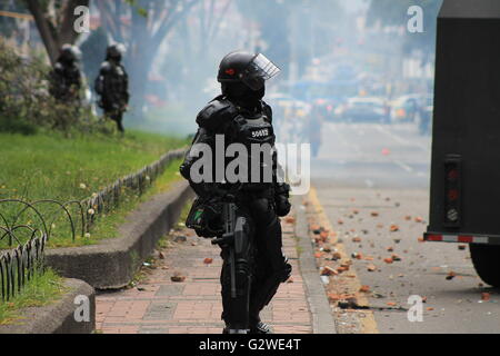 Bogotá, Colombia. 03 Giugno, 2016. Forte dimostrazioni sono state presentate all'Università pedagogica di Bogotà per la morte di due studenti autoctoni. Credito: Alvaro Tavera/Pacific Press/Alamy Live News Foto Stock