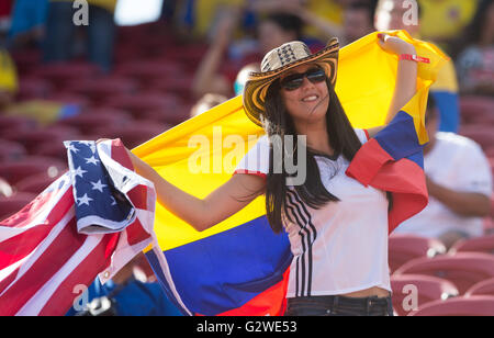 Santa Clara, Stati Uniti d'America. Il 3 giugno, 2016. Una ventola reagisce precedendo l'apertura Copa America partita di calcio tra la Colombia e gli Stati Uniti a Levi's Stadium di Santa Clara, California, Stati Uniti, 3 giugno 2016. Credito: Yang Lei/Xinhua/Alamy Live News Foto Stock