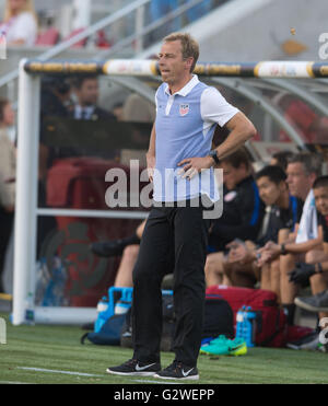 Santa Clara, Stati Uniti d'America. Il 3 giugno, 2016. U.S. head coach Jurgen Klinsmann guarda su durante il match di apertura della Copa America Centenario tra la Colombia e gli Stati Uniti a Levi's Stadium di Santa Clara, California, Stati Uniti, 3 giugno 2016. La Colombia ha vinto 2-0. Credito: Yang Lei/Xinhua/Alamy Live News Foto Stock