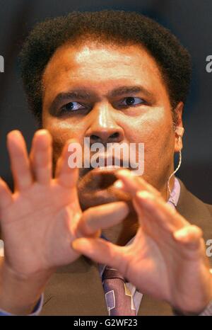 (Dpa) - Pugilato leggenda Muhammad Ali gesti come frequenta la premiere del suo film "Ali" con sede a Riesa in Germania est, 28 giugno 2002. L'ex-pesante peso campione paga una visita in Germania in occasione della tedesca premiere del suo film biografico, che si concentra principalmente sul tempo tra ali del primo titolo del campionato del mondo nel 1964 e la "Rumble nella giungla' contro G. Foreman a Kinshasa. | Utilizzo di tutto il mondo Foto Stock