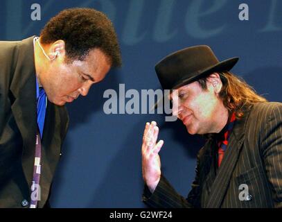 (Dpa) - Pugilato leggenda Muhammad Ali (L) centine come egli è onorato dal tedesco il cantante rock Udo Lindenberg con sede a Riesa in Germania est, 28 giugno 2002. L'ex-pesante peso campione paga una visita in Germania in occasione della tedesca premiere del suo film biografico "Ali". | Utilizzo di tutto il mondo Foto Stock