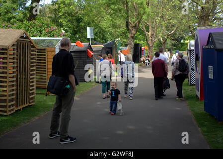 Glasgow, Scotland, Regno Unito il 3 giugno 2016. Uomini e capannoni, 'l'ideale rifugio' mostrano una serie di designer capannoni aperti in Glasgow Botanic Gardens di oggi. Una collezione di esoterico include 18 giardino capannoni, trasformato da parte di architetti e designer provenienti da tutto il Regno Unito. Credito: Gerard Ferry/Alamy Live News Foto Stock