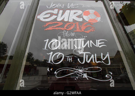 Londra REGNO UNITO. Il 4 giugno 2016. Un pub in Raynes Park London pubblicizza e accoglie i clienti per l'EURO 2016 Torneo di Calcio in Francia che inizia a giugno10 Credito: amer ghazzal/Alamy Live News Foto Stock