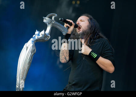 Norimberga, Germania. 03 Giugno, 2016. Jonathan Davis, frontman di noi hard rock band Korn, esegue sul palco del festival musicale 'Rock im Park" (Rock nel parco) in Nuremberg, Germania, 03 giugno 2016. Più di 80 bande sono impostati per eseguire al festival fino al 05 giugno. Foto: DANIEL KARMANN/dpa/Alamy Live News Foto Stock