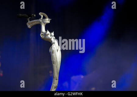 Norimberga, Germania. 03 Giugno, 2016. Il supporto del microfono di Jonathan Davis, frontman di noi hard rock band Korn, visto sul palco del festival musicale 'Rock im Park" (Rock nel parco) in Nuremberg, Germania, 03 giugno 2016. Più di 80 bande sono impostati per eseguire al festival fino al 05 giugno. Foto: DANIEL KARMANN/dpa/Alamy Live News Foto Stock