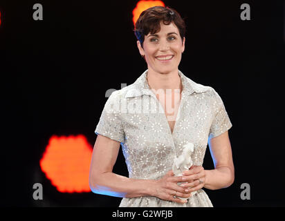 Monaco di Baviera, Germania. 03 Giugno, 2016. Attrice tedesca Nina Kunzendorf riceve il "Blue Panther" per il suo ruolo in "Nacht der Angst" (Notte di paura) nella categoria 'Beste Schauspielerin Fernsehfilme/Serien und Reihen' (Migliore Attrice films televisivi/Serie) durante la Televisione Bavarese cerimonia di premiazione si terrà a Monaco di Baviera, Germania, 03 giugno 2016. La Televisione Bavarese Award è stato presentato dal 1989. Foto: TOBIAS HASE/dpa/Alamy Live News Foto Stock