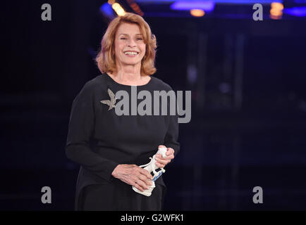 Monaco di Baviera, Germania. 03 Giugno, 2016. Attrice austriaca Senta Berger riceve il "Blue Panther' Premio onorario dal Premier bavarese per risultati eccellenti nel campo della televisione tedesca industria durante la Televisione Bavarese cerimonia di premiazione si terrà a Monaco di Baviera, Germania, 03 giugno 2016. La Televisione Bavarese Award è stato presentato dal 1989. Foto: TOBIAS HASE/dpa/Alamy Live News Foto Stock