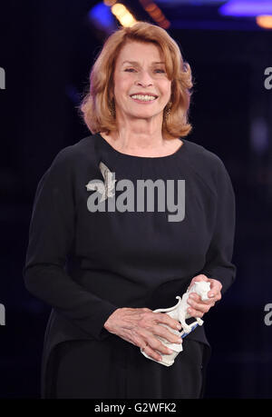 Monaco di Baviera, Germania. 03 Giugno, 2016. Attrice austriaca Senta Berger riceve il "Blue Panther' Premio onorario dal Premier bavarese per risultati eccellenti nel campo della televisione tedesca industria durante la Televisione Bavarese cerimonia di premiazione si terrà a Monaco di Baviera, Germania, 03 giugno 2016. La Televisione Bavarese Award è stato presentato dal 1989. Foto: TOBIAS HASE/dpa/Alamy Live News Foto Stock