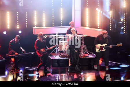 Monaco di Baviera, Germania. 03 Giugno, 2016. Band tedesca Frida Gold esegue durante la Televisione Bavarese cerimonia di premiazione si terrà a Monaco di Baviera, Germania, 03 giugno 2016. La Televisione Bavarese Award è stato presentato dal 1989. Foto: TOBIAS HASE/dpa/Alamy Live News Foto Stock