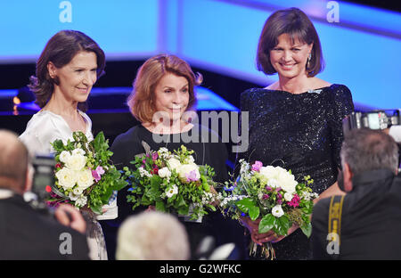 Monaco di Baviera, Germania. 03 Giugno, 2016. I vincitori del premio (L-R) Antonia Rados, Senta Berger e Ilse Aigner, media il ministro dello Stato tedesco della Baviera, pongono dopo la Televisione Bavarese cerimonia di premiazione si terrà a Monaco di Baviera, Germania, 03 giugno 2016. La Televisione Bavarese Award è stato presentato dal 1989. Foto: TOBIAS HASE/dpa/Alamy Live News Foto Stock