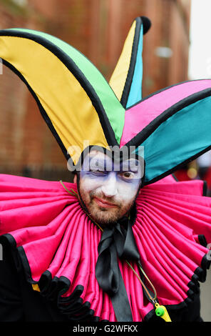 Brighton Regno Unito 4 Giugno 2016 - ballerini e musicisti prendere parte alla parata di fiori che inizia il Carnevale Kemptown in Brighton oggi . Migliaia di persone accorrono per il carnevale che è uno dei più grandi eventi della comunità nella città con bande dal vivo di eseguire su 6 stadi in tutto il pomeriggio di credito: Simon Dack/Alamy Live News Foto Stock