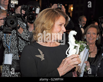 Monaco di Baviera, Germania. 03 Giugno, 2016. Attrice austriaca Senta Berger pone con il "Blue Panther' Premio onorario dal Premier bavarese per risultati eccellenti nel campo della televisione tedesca settore dopo la Televisione Bavarese cerimonia di premiazione si terrà a Monaco di Baviera, Germania, 03 giugno 2016. La Televisione Bavarese Award è stato presentato dal 1989. Foto: Ursula DUEREN/dpa/Alamy Live News Foto Stock