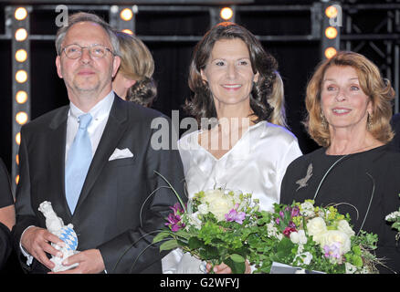 Monaco di Baviera, Germania. 03 Giugno, 2016. I vincitori del premio (L-R) comico Olli Dietrich, scrittore Antonia Rados e attrice Senta Berger posano con loro i premi dopo la Televisione Bavarese cerimonia di premiazione si terrà a Monaco di Baviera, Germania, 03 giugno 2016. La Televisione Bavarese Award è stato presentato dal 1989. Foto: Ursula DUEREN/dpa/Alamy Live News Foto Stock