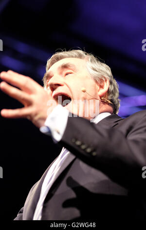 Festival di fieno, Wales, Regno Unito - Giugno 2016 - Gordon Brown ex primo ministro parla sul palco del Festival di fieno in un evento dal titolo "La Gran Bretagna in Europa" in vista del Referendum UE su giugno 23rd. Fotografia Steven Maggio / Alamy Live News Foto Stock