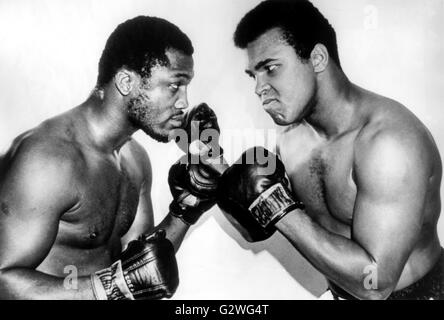 FILE - un file non datata immagine ci mostra a heavyweight boxer Muhammad Ali (R) e Joe Frazier (L) in posa di inizio 1971. Nato Cassio argilla, boxe leggenda Muhammad Ali, soprannominato 'il più grande, ' morì il 03 giugno 2016 a Phoenix, Arizona, Stati Uniti d'America, all'età di 74, una famiglia portavoce ha detto. Foto: dpa Foto Stock