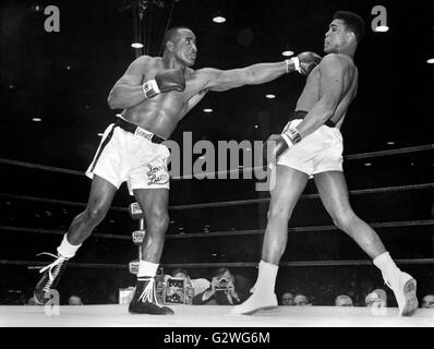 FILE - un file immagine datata 25 febbraio 1964, ci mostra il boxer Cassio argilla (R) schivando un colpo da Charles 'Sonny' Liston durante il loro bout a Miami, Florida, Stati Uniti d'America. Nato Cassio argilla, boxe leggenda Muhammad Ali, soprannominato 'il più grande, ' morì il 03 giugno 2016 a Phoenix, Arizona, Stati Uniti d'America, all'età di 74, una famiglia portavoce ha detto. Foto: dpa Foto Stock